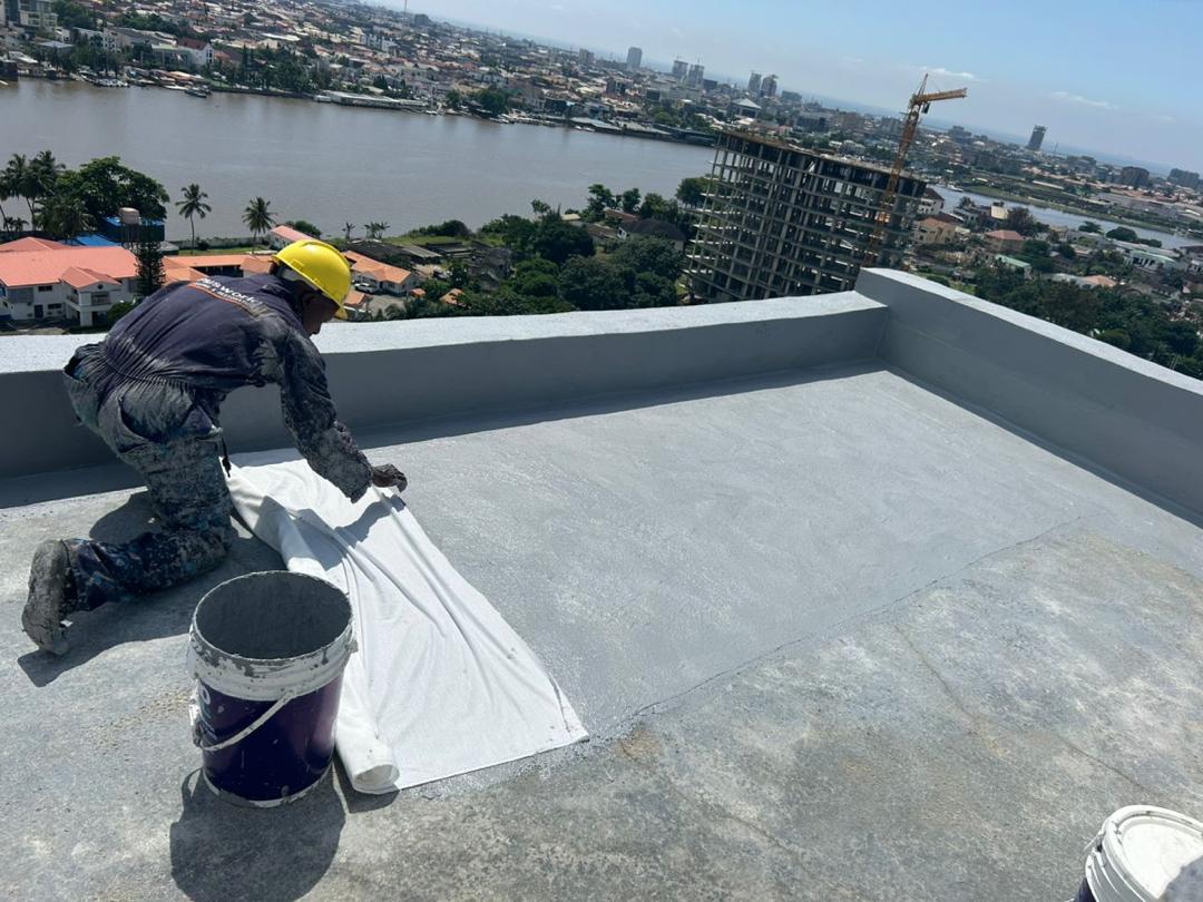 Embedding fibre mesh into the wet HydroSeal base coat